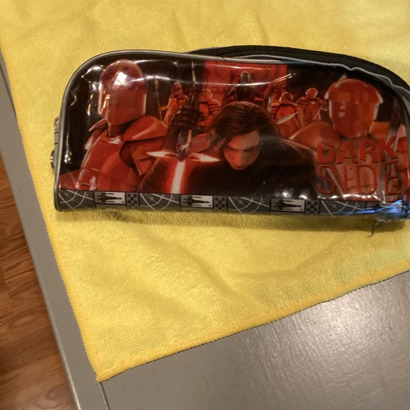 Star Wars pencil case and colored pencils. - Picture 6 of 7